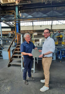 Fabian Haas mit Dr. Bodo Reinke in der Produktion